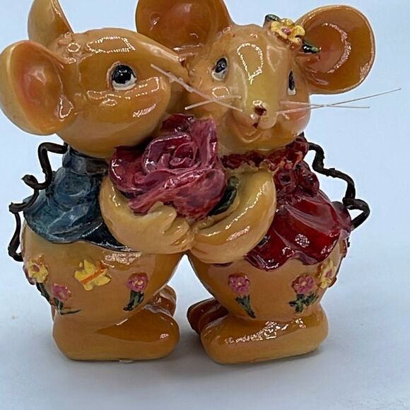 Ceramic Kissing mice with a rose. - Picture 1 of 9